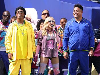 Ronaldinho (links) und Ronaldo fuhren Madonna bei der Halbzeitshow des WM-Finales ins Stadion.