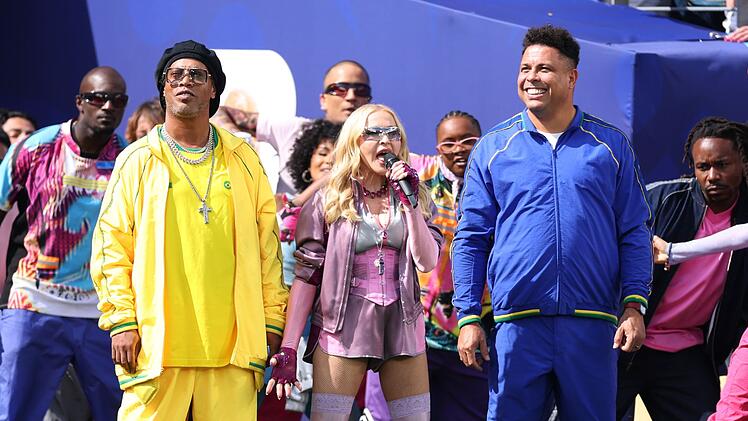 Ronaldinho (links) und Ronaldo fuhren Madonna bei der Halbzeitshow des WM-Finales ins Stadion.