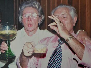 Der Spaß singt aus dem Bild heraus: Das Foto entstand bei einem Weinausflug des Liederkranzes Memmelsdorf in den 1960er Jahren. Martha Eberlein ist links zu sehen. Foto: privat