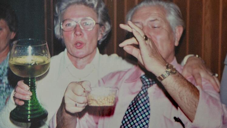 Der Spaß singt aus dem Bild heraus: Das Foto entstand bei einem Weinausflug des Liederkranzes Memmelsdorf in den 1960er Jahren. Martha Eberlein ist links zu sehen. Foto: privat