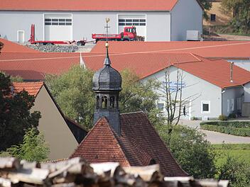 Die Gewerbeansiedlung am Ortsrand hat das Dorfbild von Frickendorf massiv verändert. Foto: Eckehard Kiesewetter