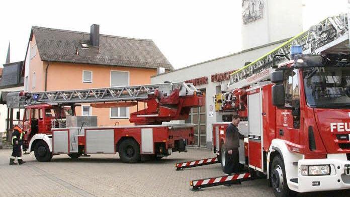 Vom Rettungskorb aus blickt der Feuerwehrmann 32 Meter in die Tiefe.
