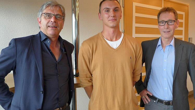 Die beiden Geschäftsführer Andreas Baur (rechts) und Peter Kuhn (links) vom Haßfurter Architekturbüro bemühen sich, dem polnischen Praktikanten eine Ausbildung in ihrem Unternehmen schmackhaft zu machen, denn der "Testkandidat ist eine Art Multiplikator in seiner Heimat".  Foto: Sabine Meißner