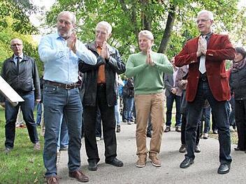 Die Herren folgen den Anweisungen auf der ersten Yoga-Tafel. Foto: Sarah Dann