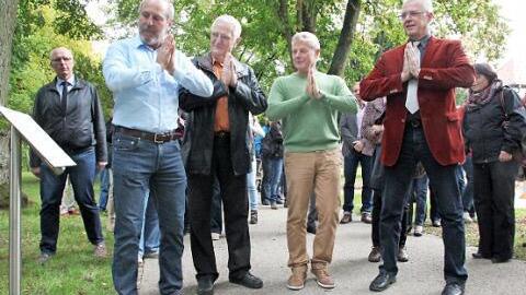 Die Herren folgen den Anweisungen auf der ersten Yoga-Tafel. Foto: Sarah Dann