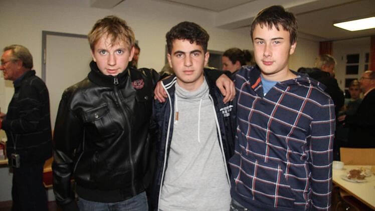 Tobias Knarr (15) und Alexander Odörfer (14, rechts) wollen mit Adam in Kontakt bleiben. Foto: Sonja Adam