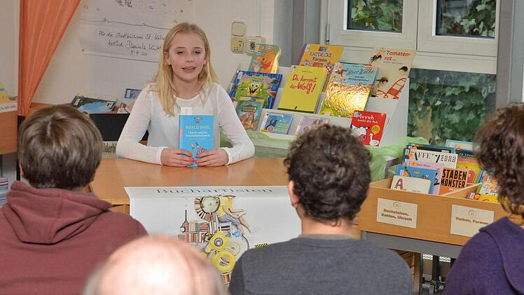 Am Anfang wurde das Buch kurz vorgestellt.Foto: Ronald Rinklef