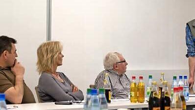 Förster Michael Sautter bei seinem Vortrag im Gemeinderat.