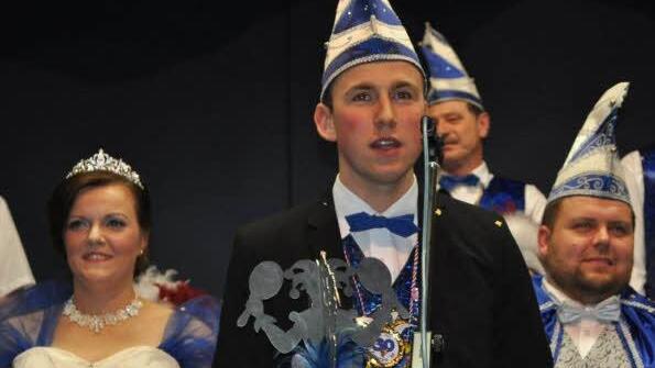 Zeremoniemeister Christian Hofmann mit dem Prinzenpaar Eva (links) und Kai (Ehepaar Wunderlich), hinten Sitzungspräsident Michael Albert.