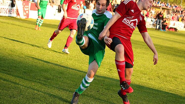 Szene vom Bezirksliga-Spitzenspiel SV Friesen - BSC Saas Bayreuth. Foto: Heinrich Weiß