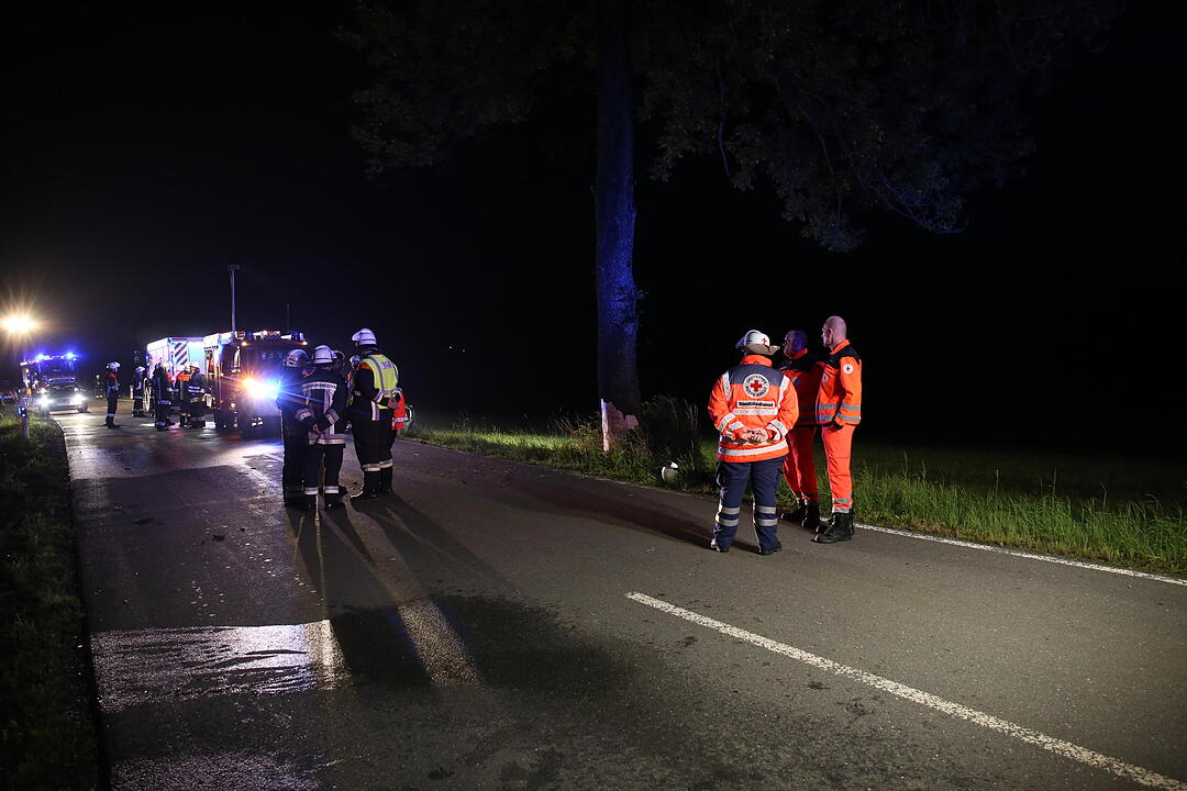Kreis Hof: Auto prallt gegen Baum und fängt Feuer – Fahrer verbrennt