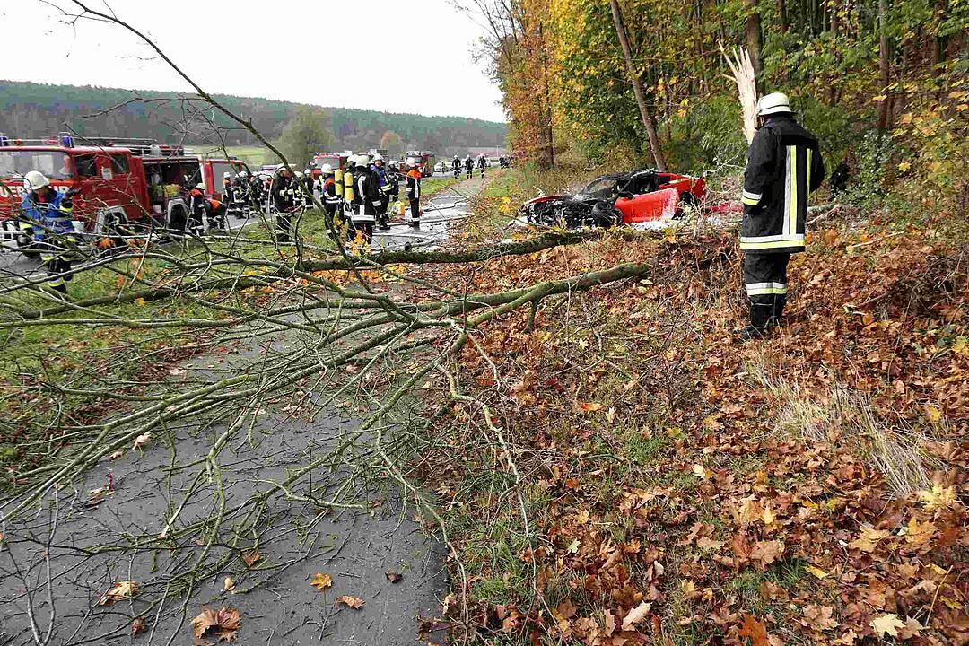 Unfall bei Neundorf - Corvette kommt von Straße ab