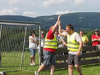 Gemeinsamer Torjubel der 1.  und 2.  Kommandanten der FFW Singenrain, Roland Müller und Michael Hornung. Foto: Isabell Gerr