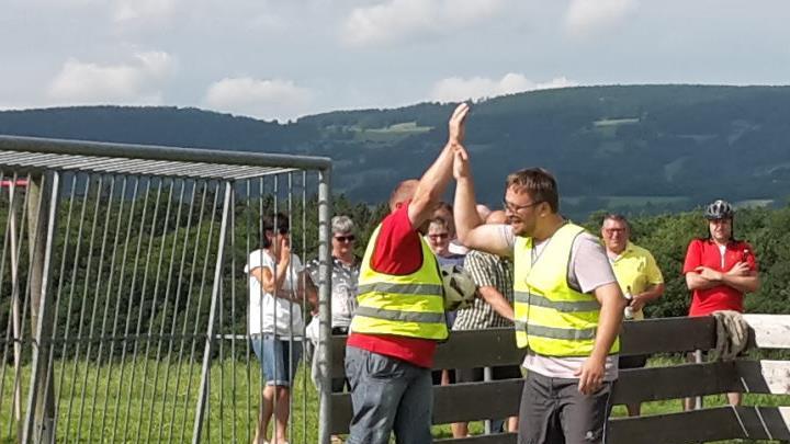 Gemeinsamer Torjubel der 1.  und 2.  Kommandanten der FFW Singenrain, Roland Müller und Michael Hornung. Foto: Isabell Gerr