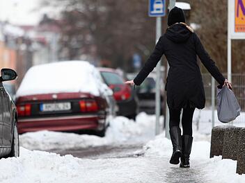 F&uuml;r weite Teile Oberfrankens, Unterfrankens und Mittelfrankens gilt eine amtliche Warnung des Deutschen Wetterdienstes vor Glatteis. Symbolfoto: Daniel Karmann/dpa