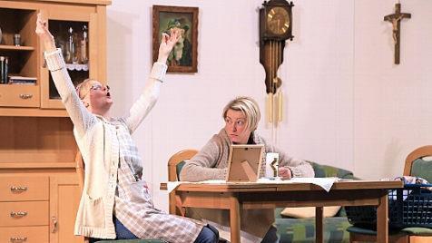 Finni (Julia Alt) und die Schellnberger-Resi (Petra Ruppert) im Gespräch mit Außerirdischen Foto: Franz Galster