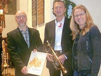Bezirksobmann Werner Wehrfritz schloss sichden guten Wünschen von Pfarrerin Ulrike Werner an und überreichte eine Urkunde an Dietmar Zimmermann. Foto: Paul Pöhlmann