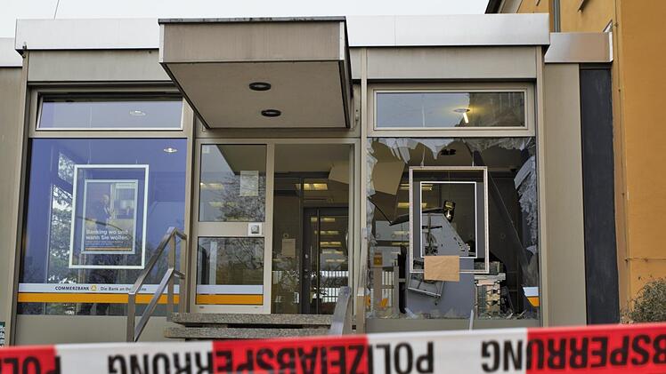 Am Donnerstag um 2.20 Uhr sprengten unbekannte Täter den Geldautomaten der Commerzbank-Filiale am Kolpingplatz. Foto: Stephan Großmann