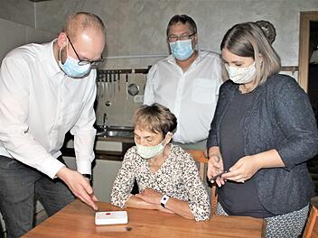 Der Hausnotrufbeauftragter des BRK, Sven Schmidt (links) erklärt nochmals Elfriede Sattler (sitzend) die Funktion des AAL. Mit im Bild: Sein Kollege Wolfgang Stumpf und Ines Deuerling.  Foto: Veronika Schadeck