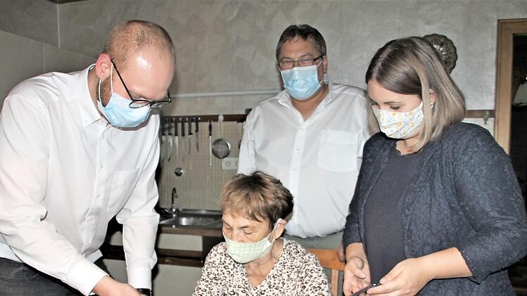 Der Hausnotrufbeauftragter des BRK, Sven Schmidt (links) erklärt nochmals Elfriede Sattler (sitzend) die Funktion des AAL. Mit im Bild: Sein Kollege Wolfgang Stumpf und Ines Deuerling.  Foto: Veronika Schadeck