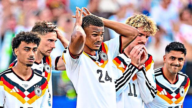 So sehen Verlierer aus: Das DFB-Team um (von links) Nathaniel Brown, Leon Goretzka, Malick Thiaw, Nick Woltemade und Nadiem Amiri scheiterte an Paraguay.Tom Weller, dpa