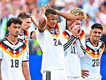 So sehen Verlierer aus: Das DFB-Team um (von links) Nathaniel Brown, Leon Goretzka, Malick Thiaw, Nick Woltemade und Nadiem Amiri scheiterte an Paraguay.Tom Weller, dpa