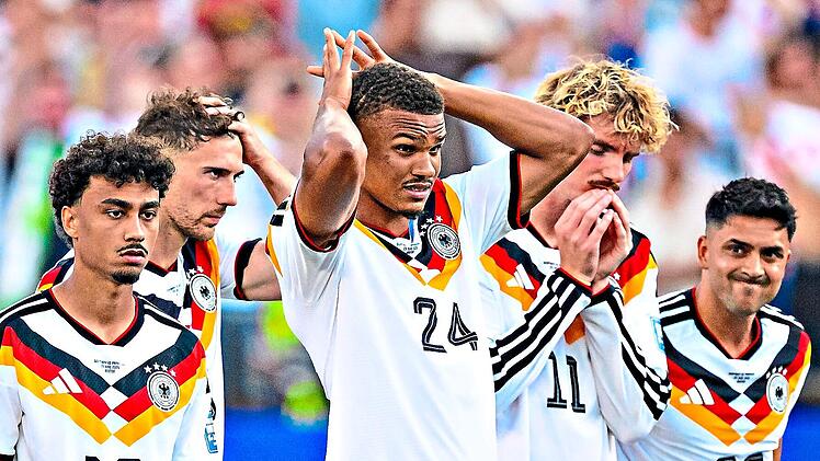 So sehen Verlierer aus: Das DFB-Team um (von links) Nathaniel Brown, Leon Goretzka, Malick Thiaw, Nick Woltemade und Nadiem Amiri scheiterte an Paraguay.Tom Weller, dpa