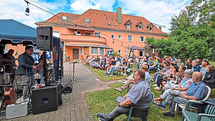 Beim Open-Air-Gottesdienst zum Gartenfest anl&auml;sslich des 100-j&auml;hrigen Jubil&auml;ums der Gemeinschaft i.d. Kirche Kulmbach kamen zahlreiche G&auml;ste im Garten des Gemeindehauses in der Weltrichstra&szlig;e 1 zusammen.Jan Werth