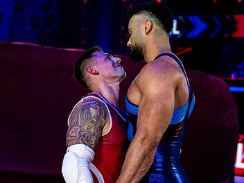 Gladiators - Die Show der Giganten Athletik und Kraft sind das eine, Show das andere: Als sich Gladiator Giant (2,01 Meter) vor Contender Niklas (1,77 Meter) aufbaute, sollte das dramatisch wirken. Aber nicht nur Niklas (links) musste grinsen.
