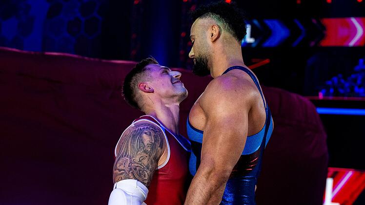 Athletik und Kraft sind das eine, Show das andere: Als sich Gladiator Giant (2,01 Meter) vor Contender Niklas (1,77 Meter) aufbaute, sollte das dramatisch wirken. Aber nicht nur Niklas (links) musste grinsen.