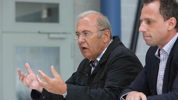 Auf der Bühne sagt Nöth zu seiner "Familien-Affäre" kein Wort.