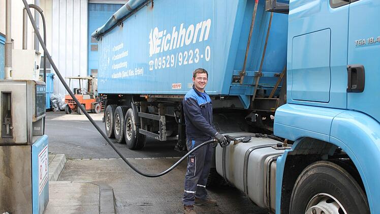 Ein Mal volltanken, bitte: Bei den niedrigen Dieselpreisen hat Werkstattschlosser Karsten Klemm gut lachen, wenn er die Lkws des Eltmanner Unternehmens Eichhorn betankt.