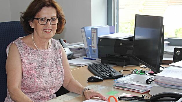 Ingrid Mandery, Rektorin der Grundschule Ebern an ihrem Arbeitsplatz, den sie nach zw&ouml;lf Jahren als Schulleiterin verl&auml;sst. Insgesamt war sie 43 Jahre im Schuldienst. Foto: Helmut Will