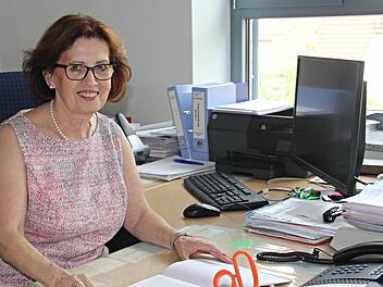 Ingrid Mandery, Rektorin der Grundschule Ebern an ihrem Arbeitsplatz, den sie nach zwölf Jahren als Schulleiterin verlässt. Insgesamt war sie 43 Jahre im Schuldienst. Foto: Helmut Will