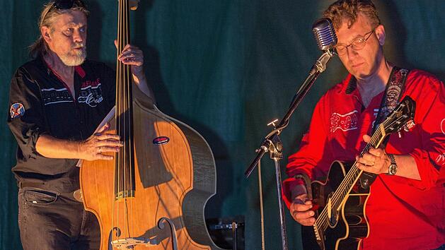 Thomas Baumg&auml;rtel (Gitarre), Michael Gocht (Kontrabass) und Burghard Tischer (nicht im Bild) pr&auml;sentierten Rockabilly vom Feinsten vor weitgehend leeren B&auml;nken.  Foto: Klaus Gagel