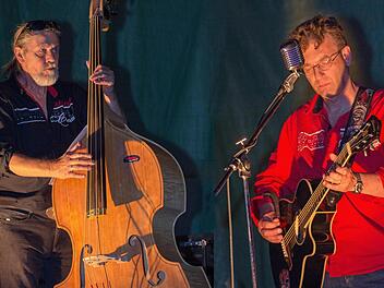 Thomas Baumgärtel (Gitarre), Michael Gocht (Kontrabass) und Burghard Tischer (nicht im Bild) präsentierten Rockabilly vom Feinsten vor weitgehend leeren Bänken.  Foto: Klaus Gagel