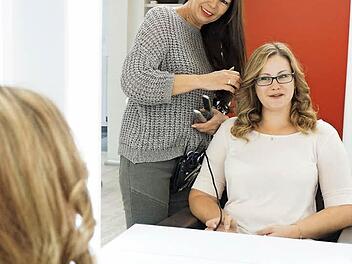 Maria Soßna (links) lockt die Haare ihrer Tochter Nadine Soßna.  Foto: Tina Meier
