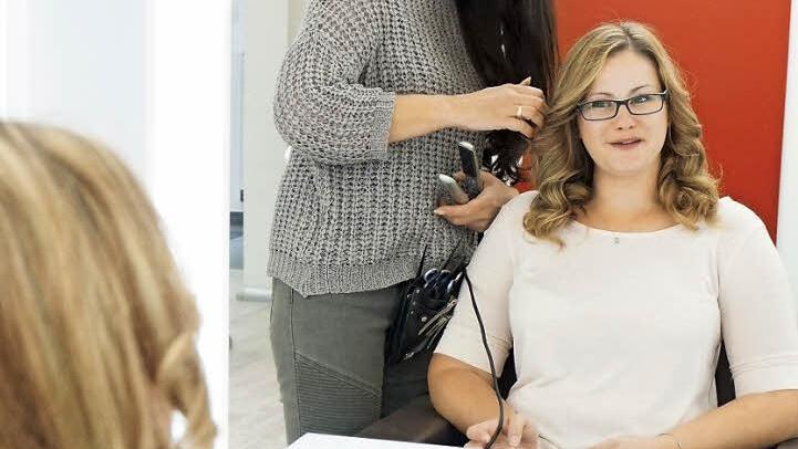 Maria Soßna (links) lockt die Haare ihrer Tochter Nadine Soßna.  Foto: Tina Meier