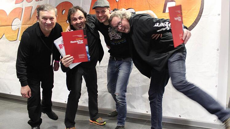 Freude über den gemeinsamen Erfolg: Udo Langer (2.v.l.) mit Band Foto: Häggberg