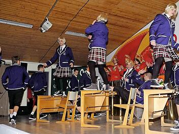 Das Männerballett überflog in Aura die alten Schulbänke.  Fotos: Gerd Schaar