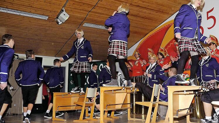 Das Männerballett überflog in Aura die alten Schulbänke.  Fotos: Gerd Schaar
