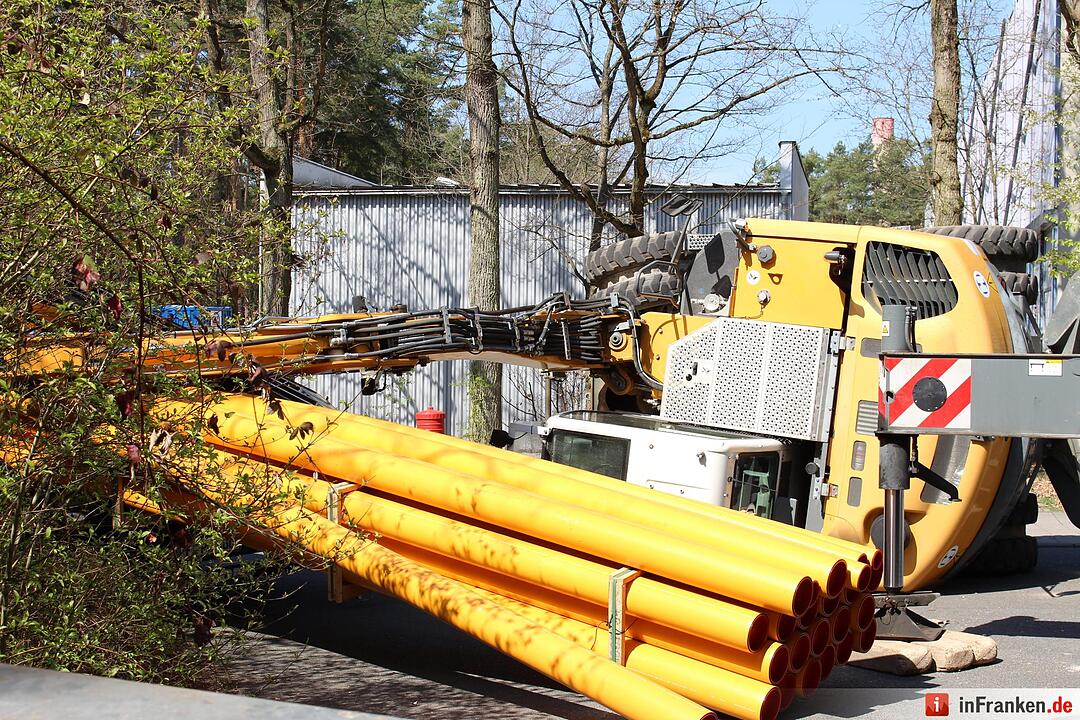 Erlangen: Bagger kippt auf Unigelände um