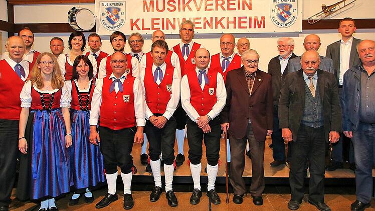 Eine große Zahl von Mitgliedern wurde beim Blasmusik- und Ehrenabend vom Verein selbst und vom Nordbayerischen Blasmusikbund für langjährige Zugehörigkeit ausgezeichnet.  Foto: Dieter Britz