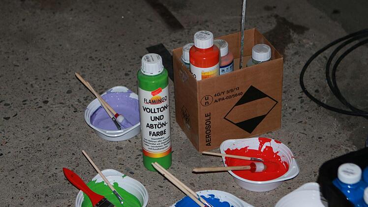 Reichlich Nachschub an Farbe beim Live-Painting Event.Foto: Jochen Berger