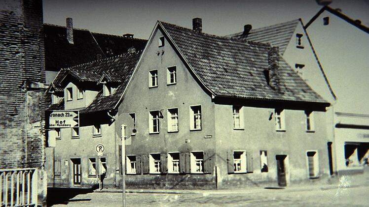 Fünfziger Jahre: Neben dem Haus  in  der Webergasse 15 (Mitte) stand früher noch ein Gebäude, das sogenannte Hertels-Lädla; gegenüber die alte EKU-Brauerei.   Foto: Stadtarchiv