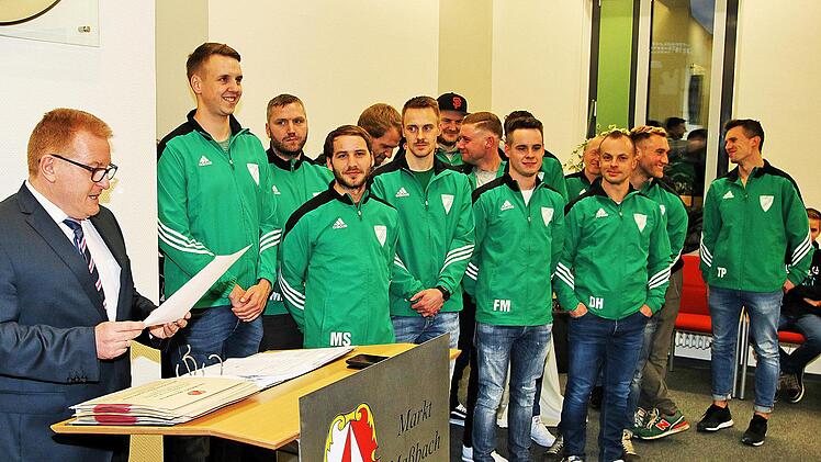 Die 1. Herrenmannschaft des FC Eintracht Poppenlauer wurde Meister in der A-Klasse Rhön 2 und steigt damit wieder in die Kreisklasse Rhön auf. Bürgermeister Matthias Klement (links) zeichnete die erfolgreichen jungen Fußballer im Rahmen der Sportlerehrung aus. Foto: Dieter Britz