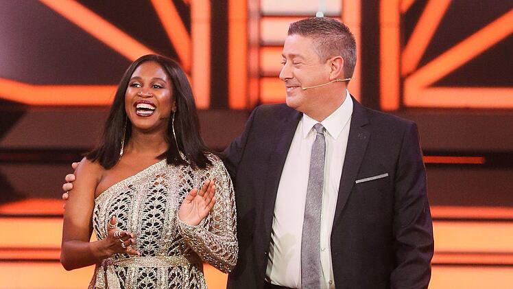 Motsi Mabuse mit ihrem "Let's dance"-Jurykollegen Joachim Llambi. In der Show am 23. März hatte die Tänzerin bekannt gegeben, dass sie schwanger ist. Nach Coburg will sie im Juli trotzdem kommen. Foto: Rolf Vennenbernd / dpa
