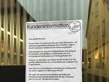 Das Lebensmittelgeschäft in Burgwindheim informiert in eigener Sache: über die zum Monatsende anstehende Schließung.Foto: Anette Schreiber