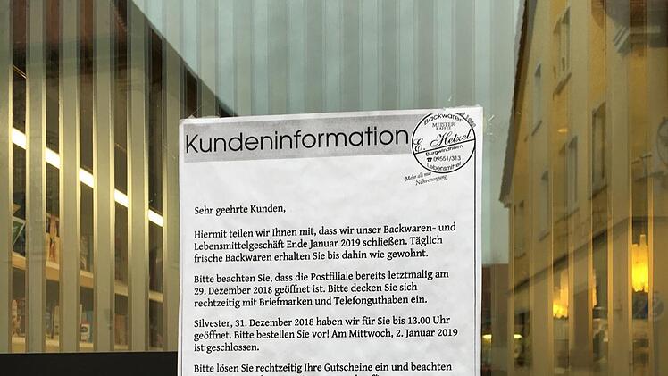 Das Lebensmittelgeschäft in Burgwindheim informiert in eigener Sache: über die zum Monatsende anstehende Schließung.Foto: Anette Schreiber