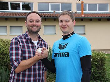 Nicolas Bitsch (rechts) zusammen mit dem TV/DJK-Sponsoringbeauftragten Frank Jansen. Foto: Olly Wendt